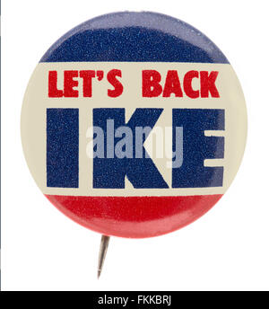 Anni Cinquanta Dwight D. Eisenhower campagna presidenziale pin pulsante indietro il badge con lo slogan di torniamo indietro di IKE Foto Stock