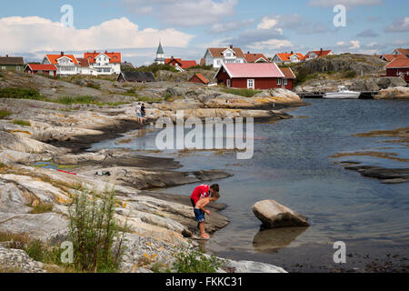 Coste rocciose e tradizionale rosso falu case di pescatori, Käringön isola, Bohuslän, sulla costa sud-ovest della Svezia, Svezia, Scandina Foto Stock