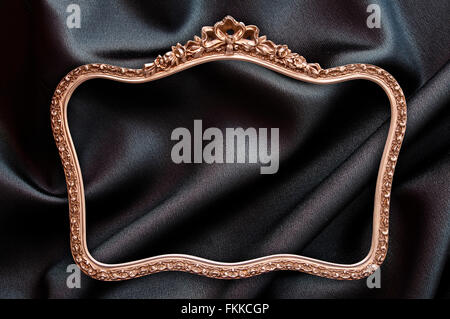 Antique golden photo frame, tessuto nero lo sfondo Foto Stock