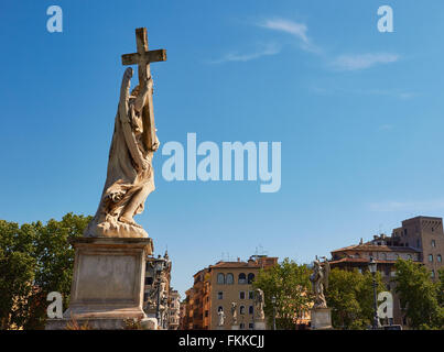 Angelo con la croce scultura di Ercole Ferrata, Ponte Sant'Angelo, Roma, Lazio, l'Italia, Europa Foto Stock