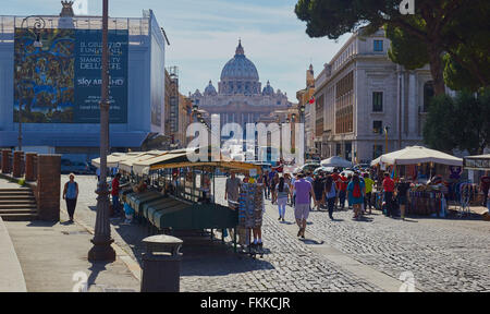 Scena di strada con le bancarelle del mercato e la Basilica di San Pietro Roma Lazio Italia Europa Foto Stock