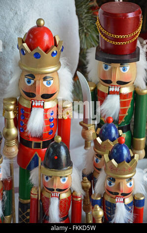 In legno colorato schiaccianoci sul display Foto Stock