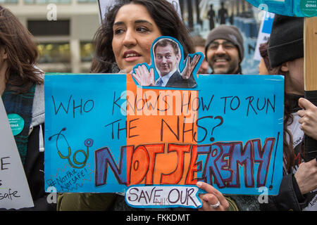 Londra, Inghilterra. 9 Mar 2016. I medici in formazione sulla linea di picchetto a St.Thomas' ospedale all'inizio del loro 48 ore di sciopero nazionale. David Rowe/Alamy Live News Foto Stock