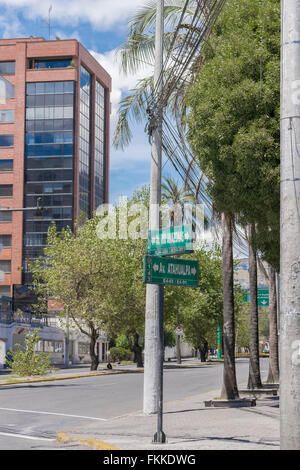 QUITO, ECUADOR, ottobre - 2015 - giorno scena urbana foto di un moderno distretto della città di Quito, capitale dell'Ecuador in Sud Ameri Foto Stock