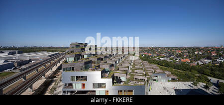 Una vista di due grandi blocchi di appartamenti progettati nel 2004 e 2005 a Orestad ad, Copenhagen in Danimarca. Foto Stock