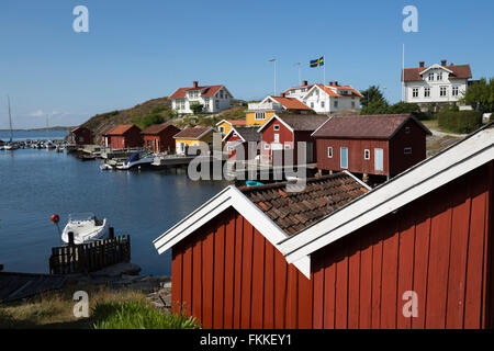 Rosso Falu case di pescatori in porto, Hälleviksstrand, Orust, Bohuslän, sulla costa sud-ovest della Svezia, Svezia, Scandinavia, Europa Foto Stock