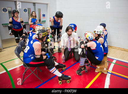 Il porto di Bristol Meretrici Roller Derby presso il Campus di saggio, Filton Bristol. 7 Dicembre 2013 Foto Stock