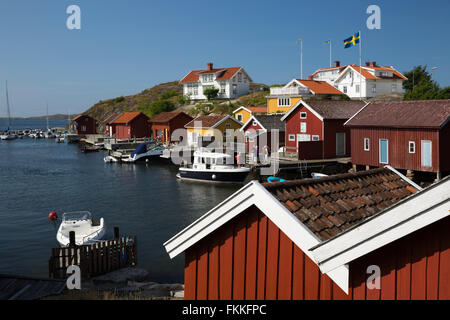 Rosso Falu case di pescatori in porto, Hälleviksstrand, Orust, Bohuslän, sulla costa sud-ovest della Svezia, Svezia, Scandinavia, Europa Foto Stock