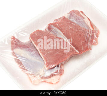 Carne cruda nel vassoio di plastica isolati su sfondo bianco Foto Stock