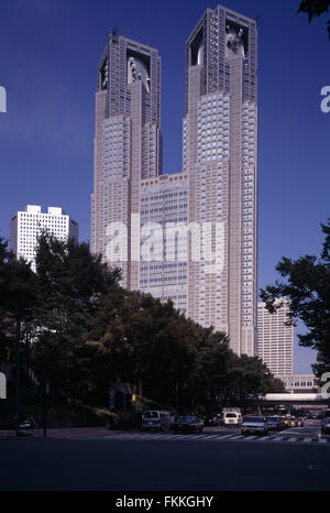 Una vista del Nuovo Municipio di Shinjuku, Tokyo. Un alto edificio nel crepuscolo. Foto Stock