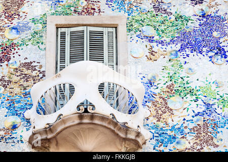 Una vista della Casa Batllo, adornate in multi-colore di piastrelle di ceramica. Foto Stock