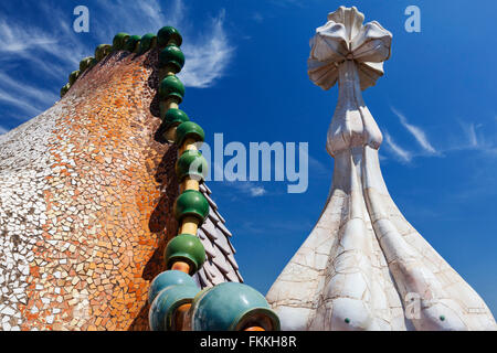 Una vista della Casa Batllo, adornate in multi-colore di piastrelle in ceramica a forma di draghi. Foto Stock
