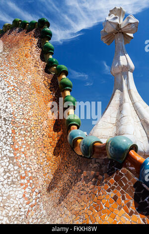 Una vista della Casa Batllo, adornate in multi-colore di piastrelle in ceramica a forma di draghi. Foto Stock