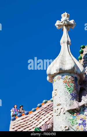 Una vista della Casa Batllo, adornate in multi-colore di piastrelle di ceramica. I turisti possono essere guardando il tetto. Foto Stock
