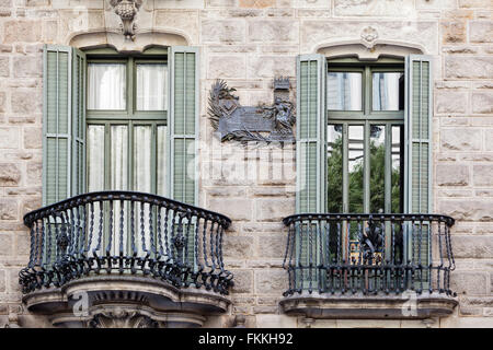 Una vista dal di sotto dei balconi della Casa Calvet edificio nella città di Barcellona. Foto Stock