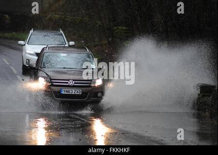 Un veicolo in marcia verso il basso in un invaso road. Immagine: Scott Bairstow/Alamy Foto Stock