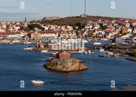 Vista sulla città e sul porto, Kungshamn, Bohuslän, sulla costa sud-ovest della Svezia, Svezia, Scandinavia, Europa Foto Stock