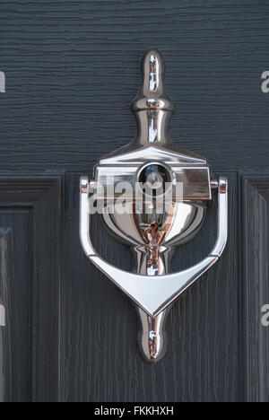 Una porta d'argento respingente su un pannello nero porta di una casa residenziale. Foto Stock