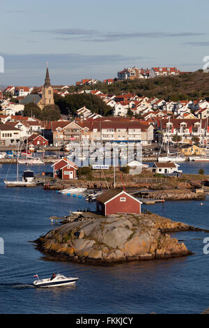 Vista sulla città e sul porto, Kungshamn, Bohuslän, sulla costa sud-ovest della Svezia, Svezia, Scandinavia, Europa Foto Stock