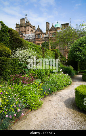 Mista confine erbaceo nel giardino ornamentale a Holker Hall in Cumbria Regno Unito Foto Stock