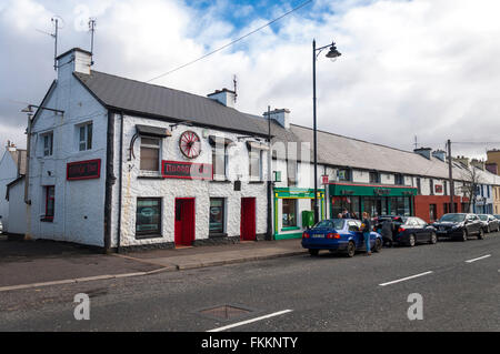 Villaggio di Glenties, County Donegal, Irlanda. Roddys Bar, ufficio postale sulla strada principale N56 attraverso il villaggio Foto Stock