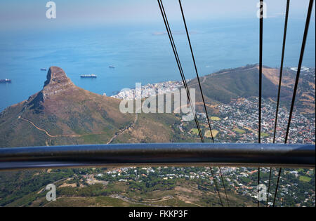 Vista di testa di leone e la fascia costiera dalla cabinovia di Table Mountain Foto Stock