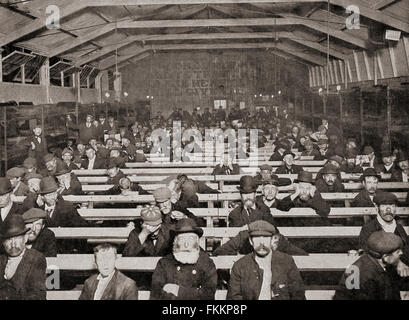 Il penny sit-up, azionato dall'Esercito della salvezza, uno dei primi ospizi per i senza tetto di essere creato per il popolo di Blackfriars a Londra, Inghilterra in epoca vittoriana. In cambio di un centesimo, client sarebbe consentito di sedersi su un banco in un ragionevolmente camera calda per tutta la notte, ma che non sono stati ammessi a sdraiarsi e dormire sul banco di lavoro. Foto Stock