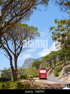 Open top rosso autobus turistico guida su Table Mountain e Cape Town, Sud Africa Foto Stock