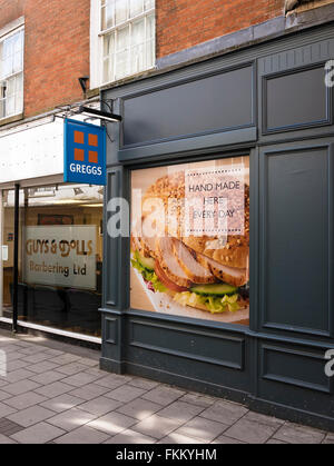 Finestra laterale a Greggs bakery shop in Devizes Regno Unito Foto Stock