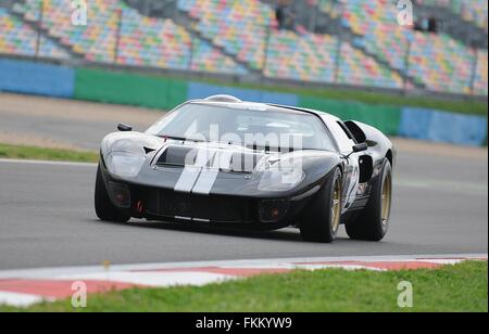 Ford GT 40, racing car a Magny-Cours race track durante i giorni di Classic Foto Stock