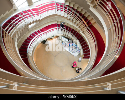 La scala a chiocciola in Midland Hotel a Morecambe LANCASHIRE REGNO UNITO Foto Stock