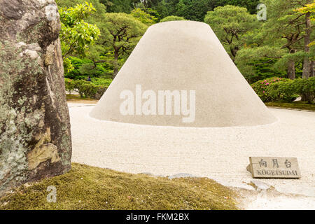 Kogetsudai, cono di sabbia di nome 'Moon piattaforma di osservazione' presso il giardino di sabbia, noto come 'Sea di sabbia d'argento", Ginkaku-Ji, Kyoto Foto Stock