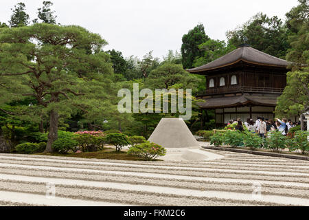 Il giardino di sabbia e Kannon-den, i due piani la struttura principale di Ginkaku-Ji, Kyoto, Giappone Foto Stock