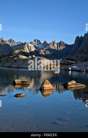 WY01233-00...WYOMING - mattino ad un piccolo lago nel Titcomb Bacino del fiume del vento nella gamma Bridger Wilderness Area. Foto Stock