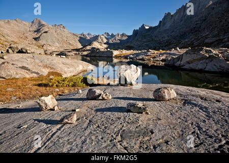 WY01235-00...WYOMING - mattino ad un piccolo lago nel Titcomb Bacino del fiume del vento nella gamma Bridger Wilderness Area. Foto Stock