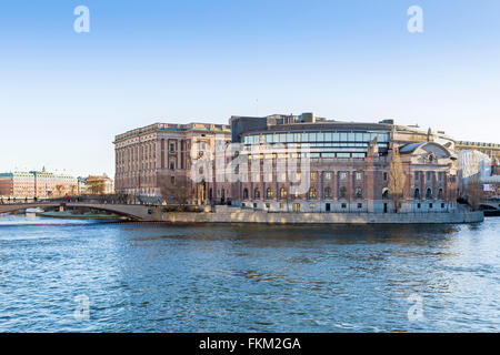 La Casa del Parlamento (Riksdagshuset), Helgeandsholmen, Stoccolma, Svezia. La sede del parlamento di Svezia, situato nella Città Vecchia (Gamla Stan) distretto centrale di Stoccolma. Progettato da Aron Johansson in stile neoclassico e costruita tra il 1897 e il 1905. Modello di Rilascio: No. Proprietà di rilascio: No. Foto Stock