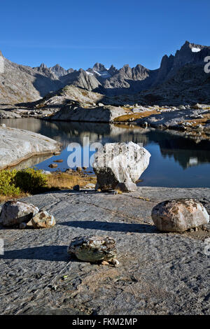WY01236-00...WYOMING - mattino ad un piccolo lago nel Titcomb Bacino del fiume del vento nella gamma Bridger Wilderness Area. Foto Stock