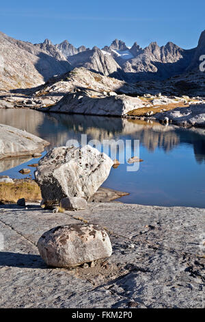 WY01237-00...WYOMING - mattino ad un piccolo lago nel Titcomb Bacino del fiume del vento nella gamma Bridger Wilderness Area. Foto Stock