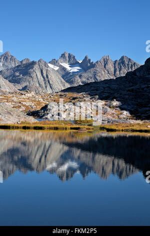 WYOMING - i vertici della Wind River gamma riflettendo in un piccolo lago nel Titcomb bacino nel deserto Bridger. Foto Stock