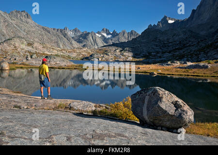 WYOMING - i vertici della Wind River gamma riflettendo in un piccolo lago nel Titcomb bacino in Bridger Wilderness area. Foto Stock