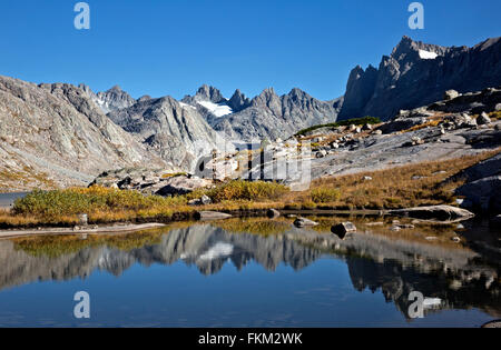 WY01241-00...WYOMING - i vertici della Wind River gamma riflettendo in un piccolo tarn vicino Titcomb superiore lago nel bacino Titcomb. Foto Stock