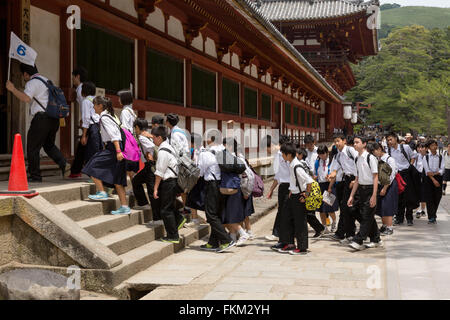 Gli studenti in visita Tempio di Todai-ji di Nara Prefettura di Nara, regione di Kansai del Giappone. Foto Stock