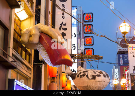 A mano in plastica azienda sushi. Dotombori Avenue di notte, Osaka, nella prefettura di Osaka Kansai, regione del Giappone Foto Stock