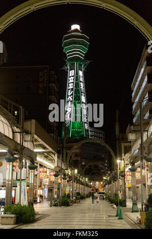 Torre Tsutenkaku di notte, Shinsekai distretto di Naniwa-ku, Osaka, Giappone. Foto Stock