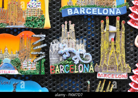 Negozio di souvenir magneti per il frigo, Barcellona, in Catalogna, Spagna Foto Stock