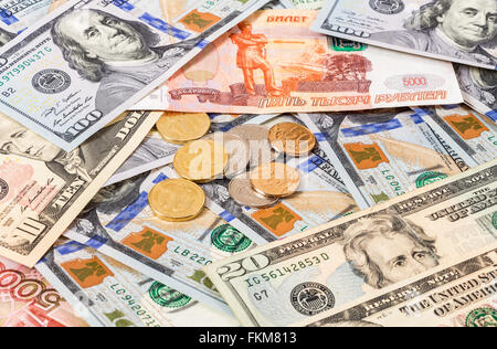Il russo rubli monete su banconote di dollari close up Foto Stock