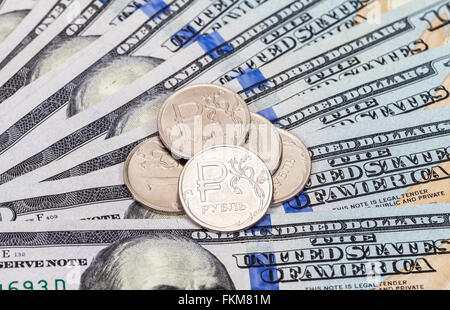 Il russo rubli monete su banconote di dollari close up Foto Stock