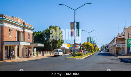 Australia, Sud Ovest del Queensland, Charleville, vista di Wills Street con il Municipio Foto Stock