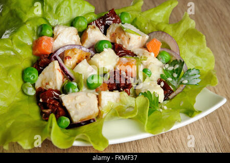 Una porzione di insalata in salsa di latte con i semi di sesamo in foglie di lattuga Foto Stock