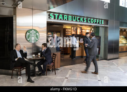 Starbucks Coffee shop, Canary Wharf, London REGNO UNITO Foto Stock